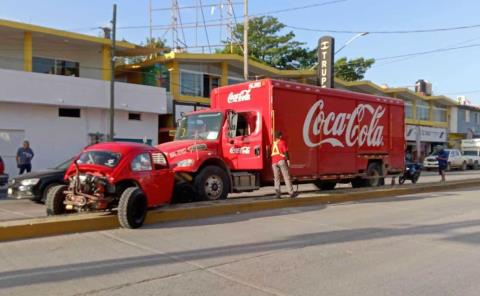 Auto se impactó en camión de la Coca      
