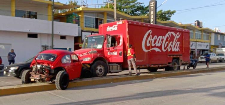 Auto se impactó en camión de la Coca      