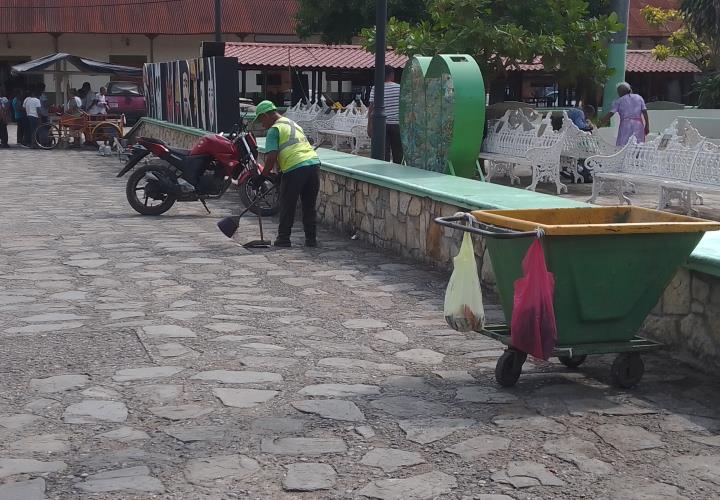 Personal de Ecología realiza limpieza constante en San Martín Chalchicuautla