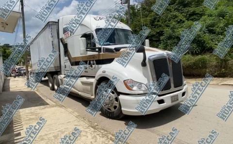 Tráiler causó daños
a cableado eléctrico 
