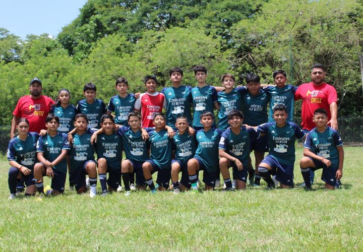 Constructora Ortiz bicampeón invicto en balompié juvenil "A"