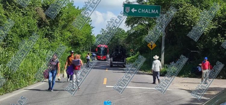 Con bloqueo pobladores exigen rehabilitar carretera