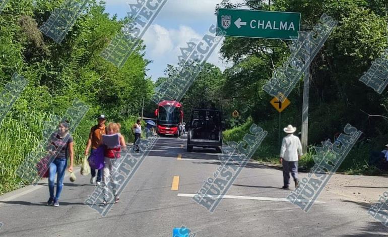 Con bloqueo pobladores exigen rehabilitar carretera