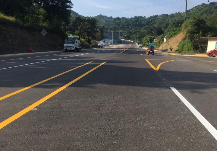 Confusión por las líneas vehiculares de la supercarretera