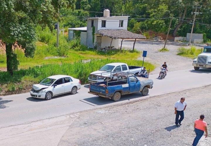 Carambola deja daños materiales en carretera Tamazunchale-San Martín