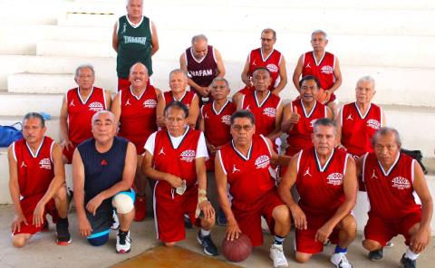 Basquetbol en el festejo de los Adultos Mayores
