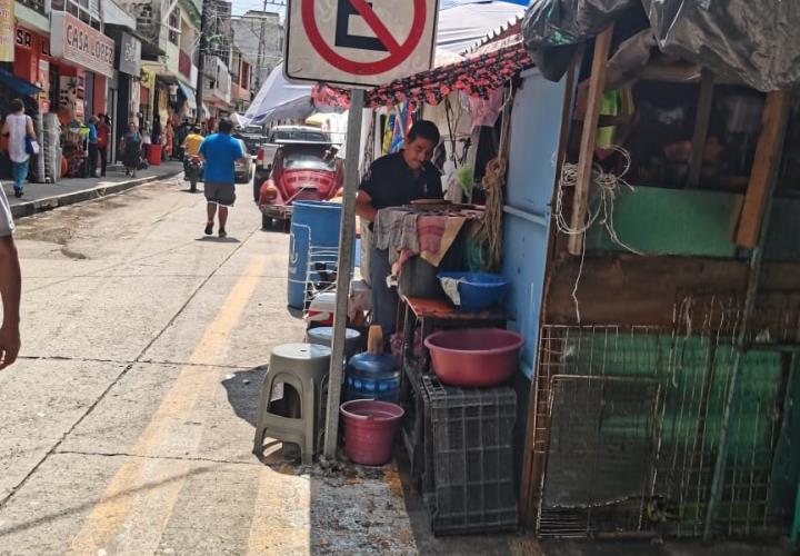 Recorrido por calle Hidalgo por invasión de espacios