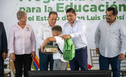 Gobernador llevó más apoyo a estudiantes 
