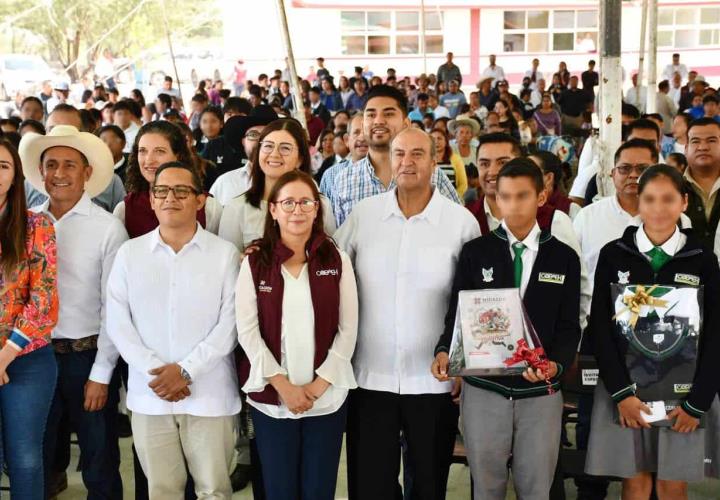 Uniformes escolares y libros de texto gratuitos como beneficio a estudiantes hidalguenses