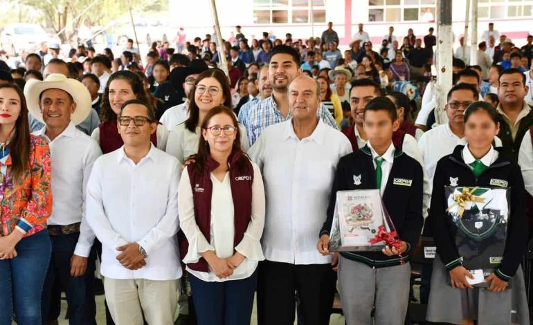 Uniformes escolares y libros de texto gratuitos como beneficio a estudiantes hidalguenses