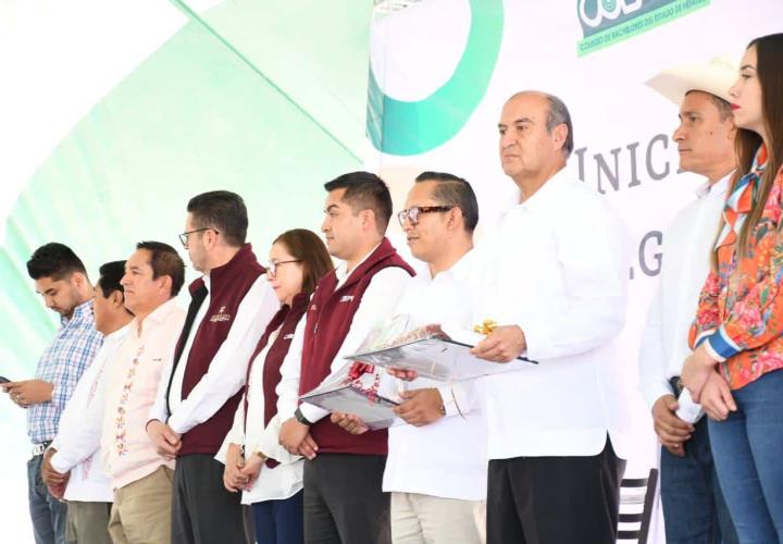 Uniformes escolares y libros de texto gratuitos como beneficio a estudiantes hidalguenses