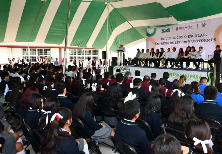 Uniformes escolares y libros de texto gratuitos como beneficio a estudiantes hidalguenses