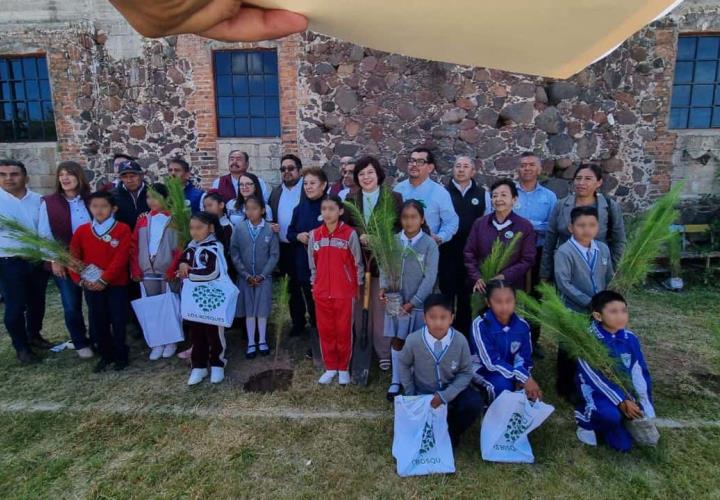 Arranca en escuelas de Hidalgo el programa "Regresa a clases con un árbol 2024"