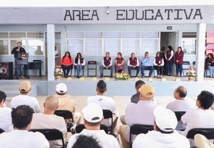 Entrega de reconocimientos en el Cereso Pachuca por el proyecto "Esferas de Vida"