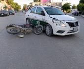 Hombre en moto chocó con un taxi