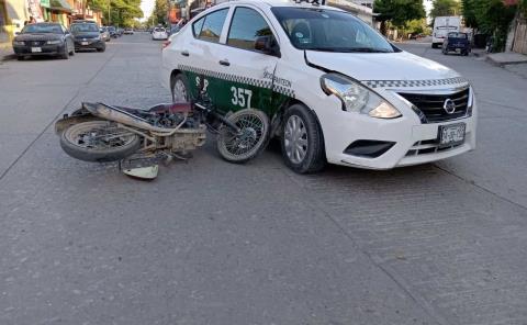 Hombre en moto chocó con un taxi