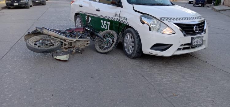 Hombre en moto chocó con un taxi