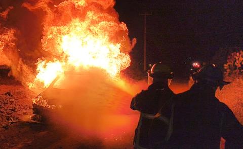 Bomberos sofocan incendio en vehículo con hidrocarburo 
