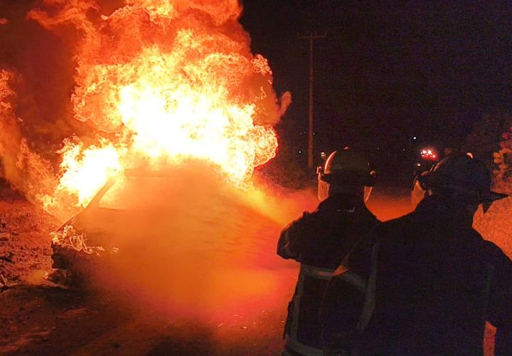 Bomberos sofocan incendio en vehículo con hidrocarburo 