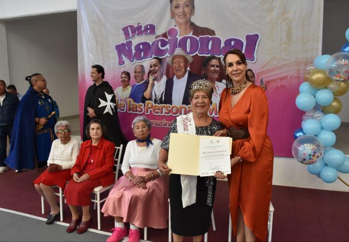 Celebra el IAAMEH a personas adultas mayores por su día