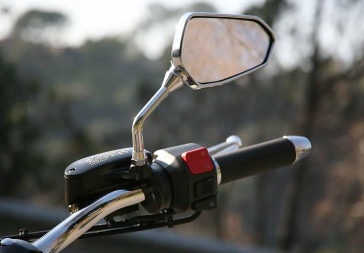 Motociclistas arriesgan sus vidas al retirar espejos por estética