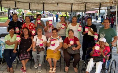 Abuelitos participaron en un taller de manualidades 
