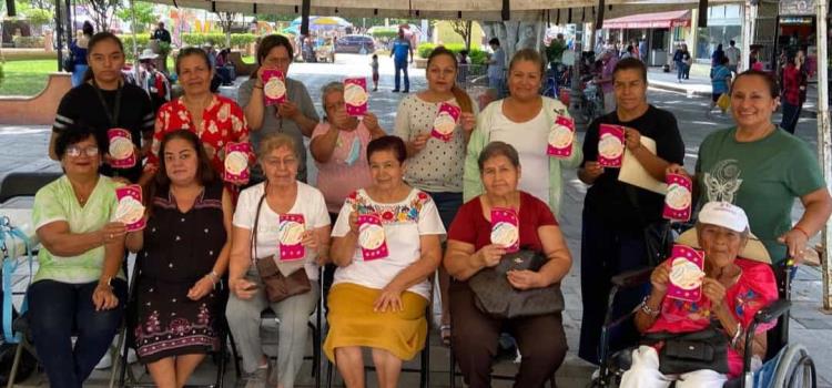 Abuelitos participaron en un taller de manualidades 