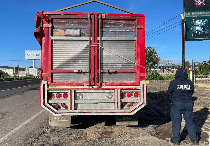 Policía Estatal asegura vehículo y controla derrame de hidrocarburo