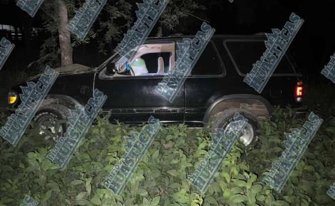 Camioneta chocó contra un árbol
