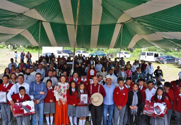 Entrega de infraestructura educativa en el Telebachillerato Comunitario de Alfajayucan