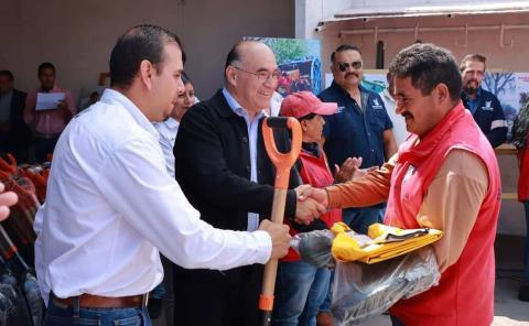 Dotaron equipo a empleados de aseo
