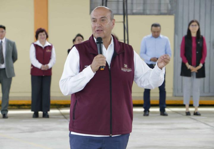 Entrega de uniformes escolares a estudiantes de Metepec