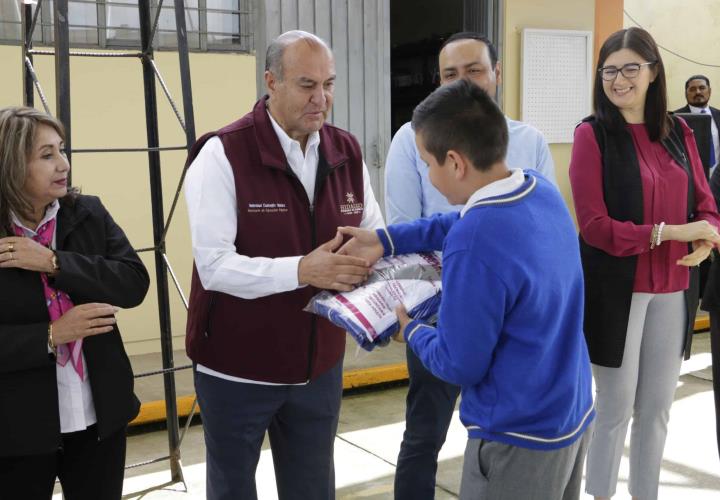 Entrega de uniformes escolares a estudiantes de Metepec