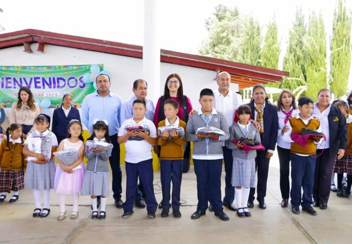 Entrega de uniformes escolares a estudiantes de Metepec