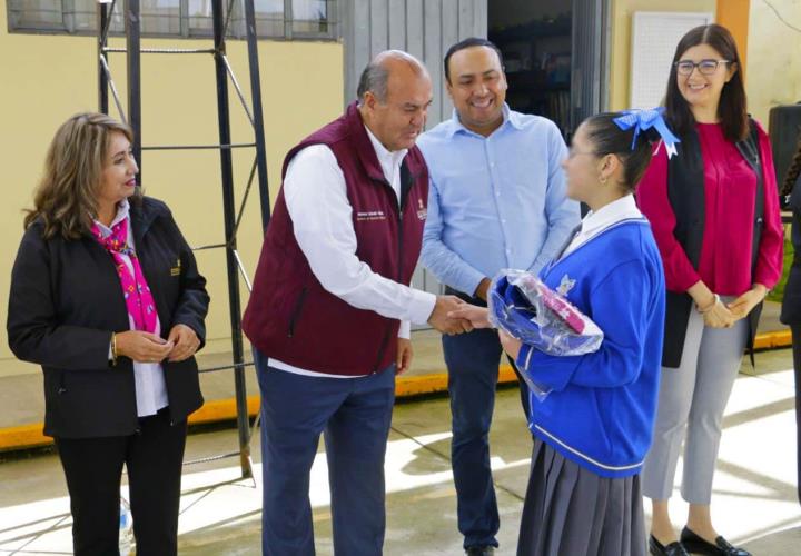 Entrega de uniformes escolares a estudiantes de Metepec