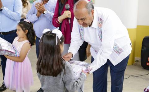 Entrega de uniformes escolares a estudiantes de Metepec