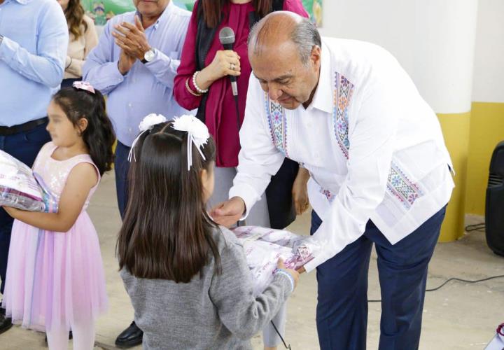 Entrega de uniformes escolares a estudiantes de Metepec