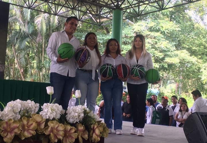 Entregó IMJUVE balones a estudiantes