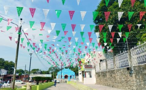 Adornan presidencia y calles con colores patrios