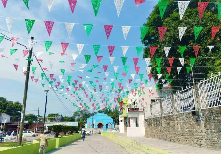 Adornan presidencia y calles con colores patrios