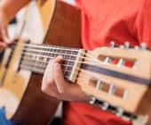 Biblioteca ofrece clases de guitarra 