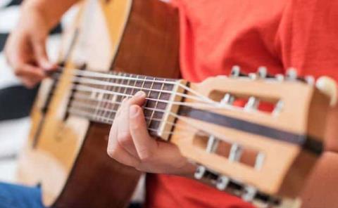 Biblioteca ofrece clases de guitarra 
