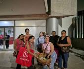 Grupo de mujeres regaló alimento afuera del hospital