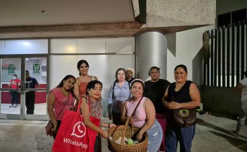 Grupo de mujeres regaló alimento afuera del hospital
