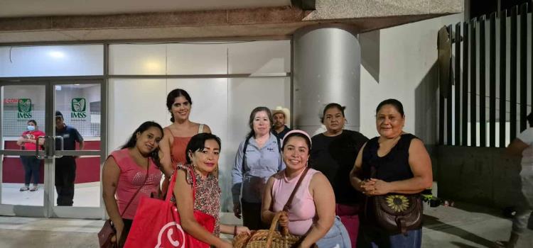 Grupo de mujeres regaló alimento afuera del hospital