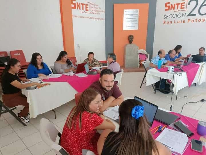 Taller de evaluación efectúan profesores