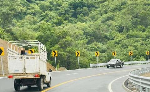 Automovilistas no respetan las líneas de circulación