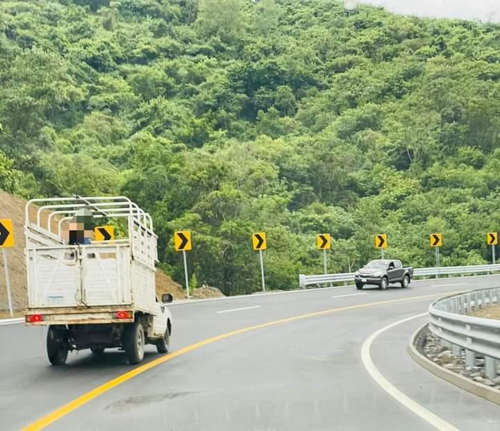 Automovilistas no respetan las líneas de circulación