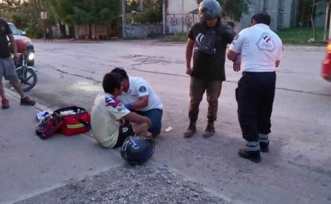 Hombres heridos al derrapar moto      
