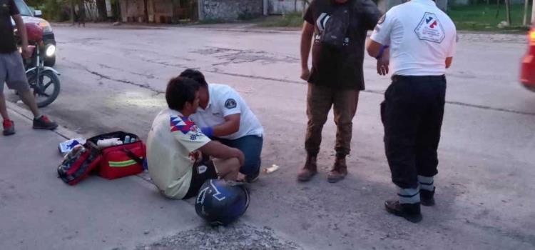 Hombres heridos al derrapar moto      